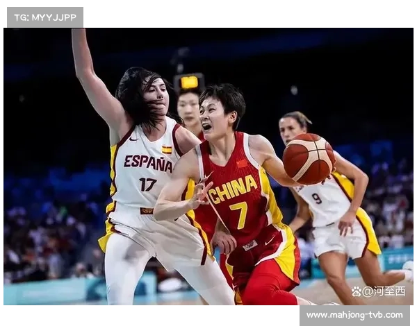 北大女篮压哨三分定格友谊赛比分，中美队员赛后拥抱合影